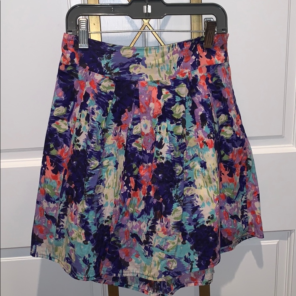 patterned mini skirt